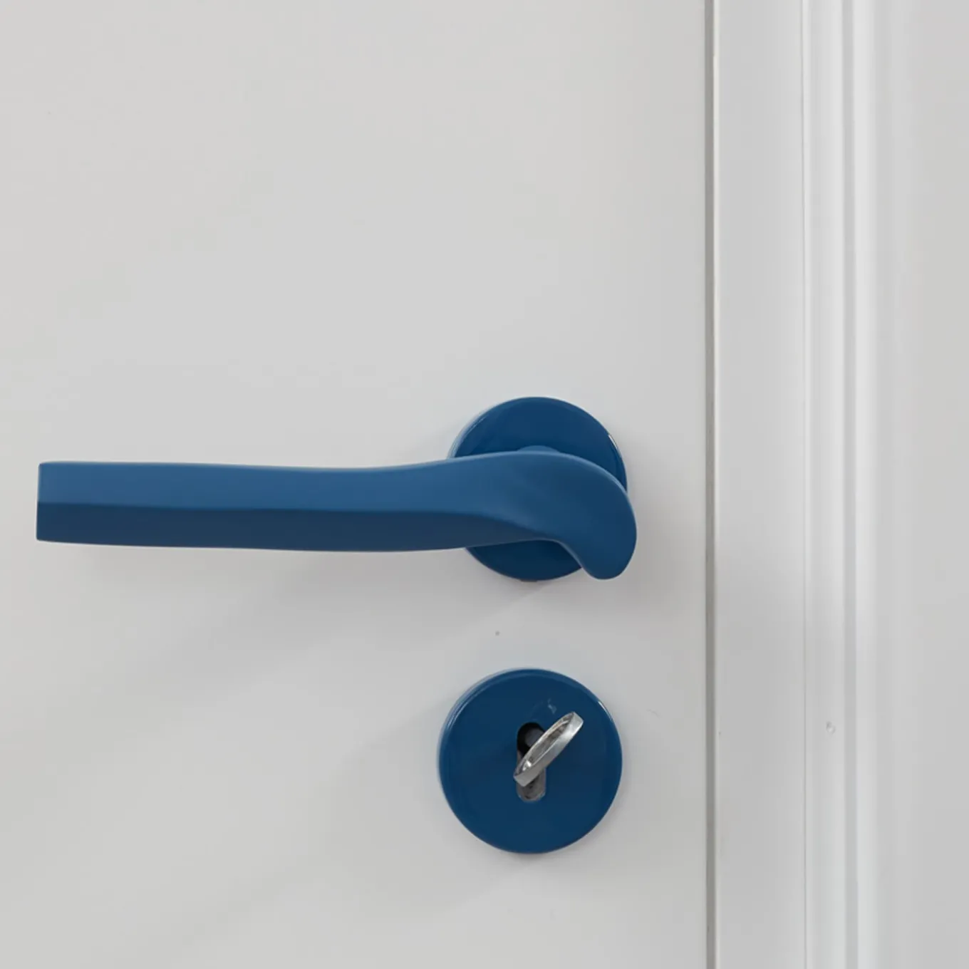 Maniglia Prisma Matte Blue di Nicole Valenti
