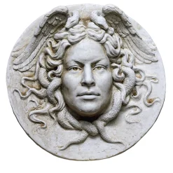 Medusa a basso rilievo di Romanelli