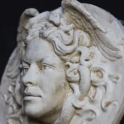 Medusa a basso rilievo di Romanelli