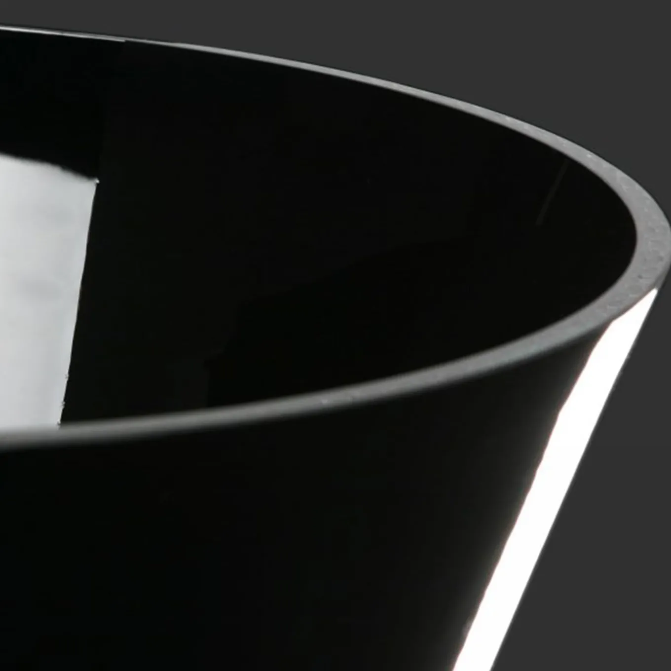 Nuovo vaso nero romantico