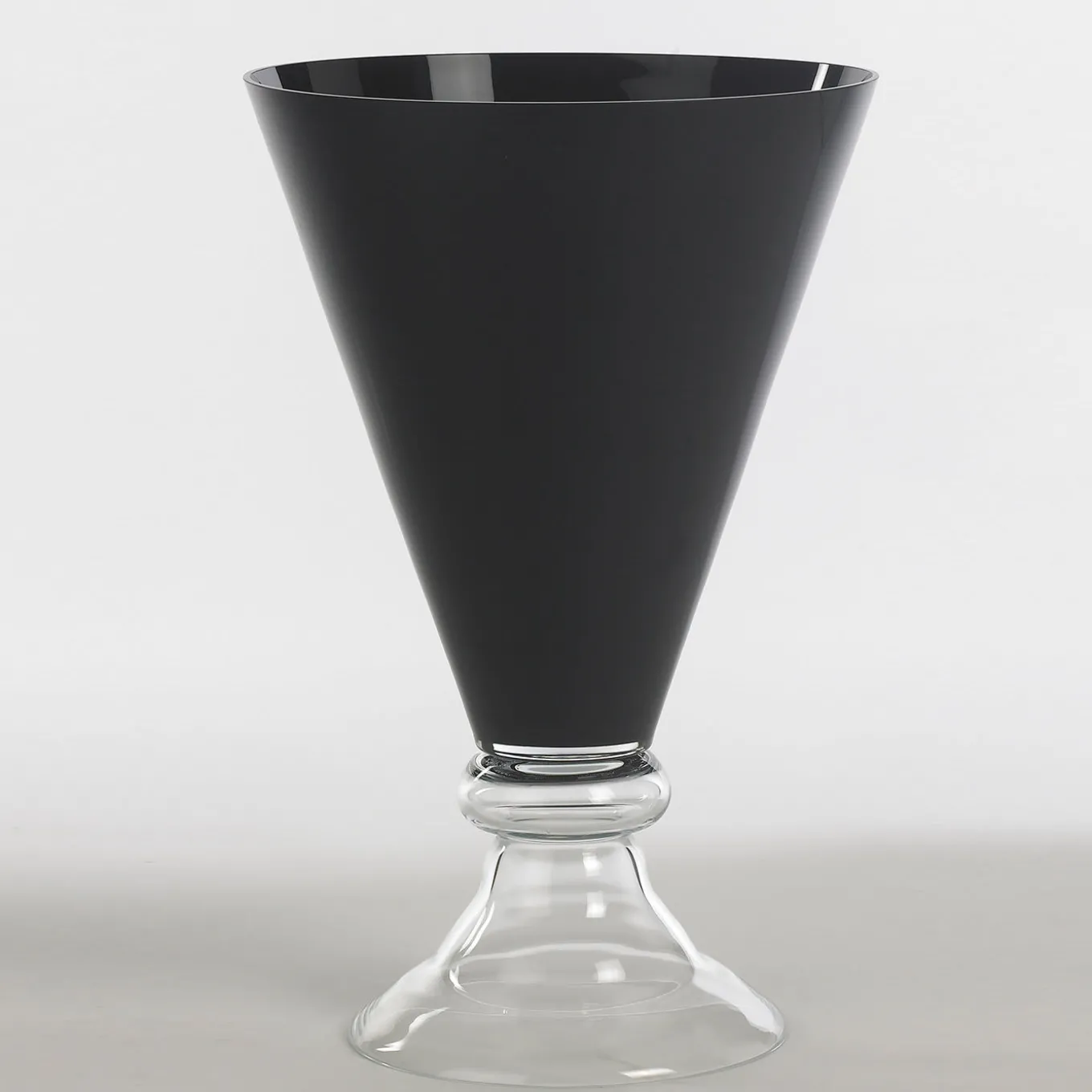 Nuovo vaso nero romantico