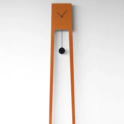 Orologio a pendolo alto Tiuku in acciaio arancione