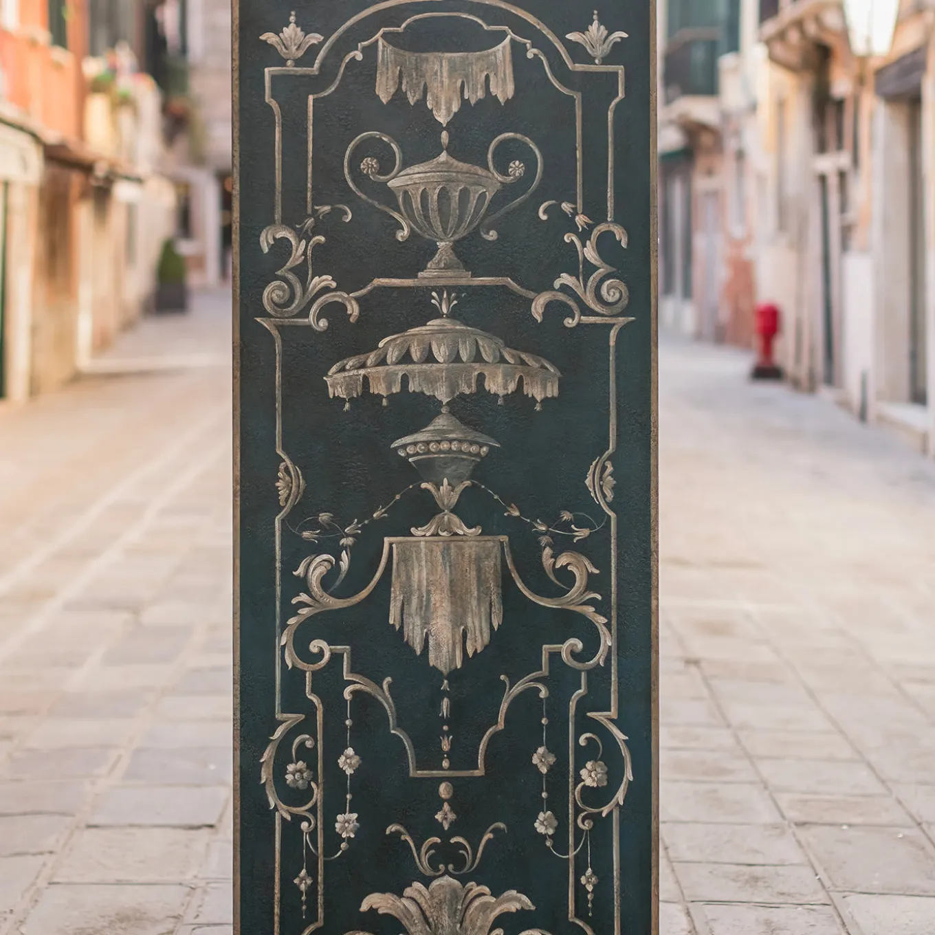 Pannello in legno blu con decorazioni dipinte a mano