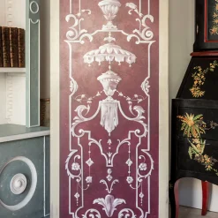 Pannello in legno rosso con decorazioni dipinte a mano
