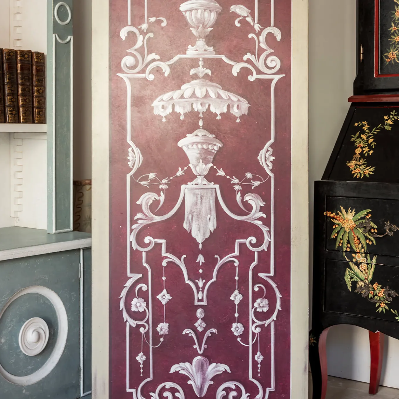 Pannello in legno rosso con decorazioni dipinte a mano