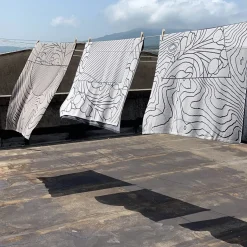 Pensieri 1 Arazzo/coperta grigio di Luca de Bona
