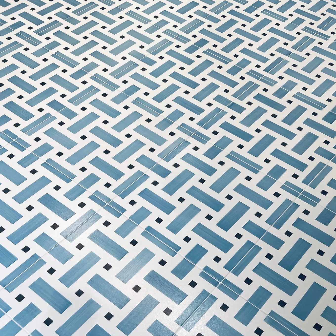 Piastrella La Cripta In Ceramica Azzurro E Grigio Scuro Motivo Geometrico