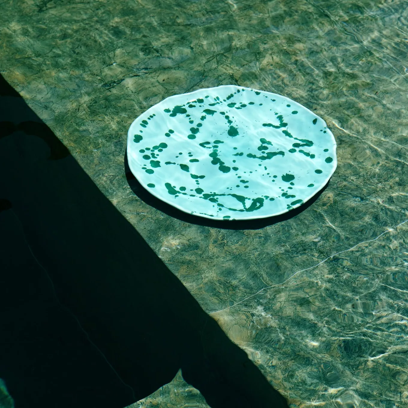 Piatto decorativo in ceramica verde e acqua