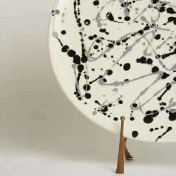 Piatto decorativo in ceramica bianca e nera
