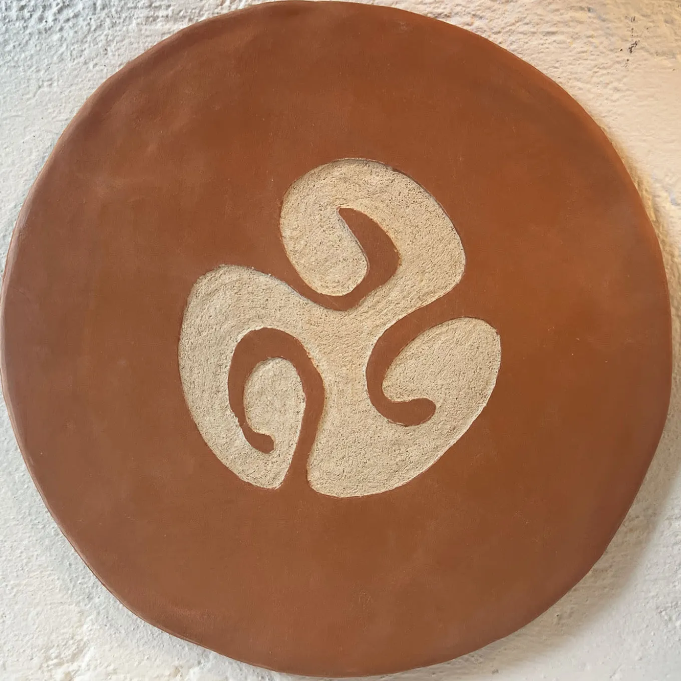 Piatto decorativo in ceramica marrone Eng 2 Terra