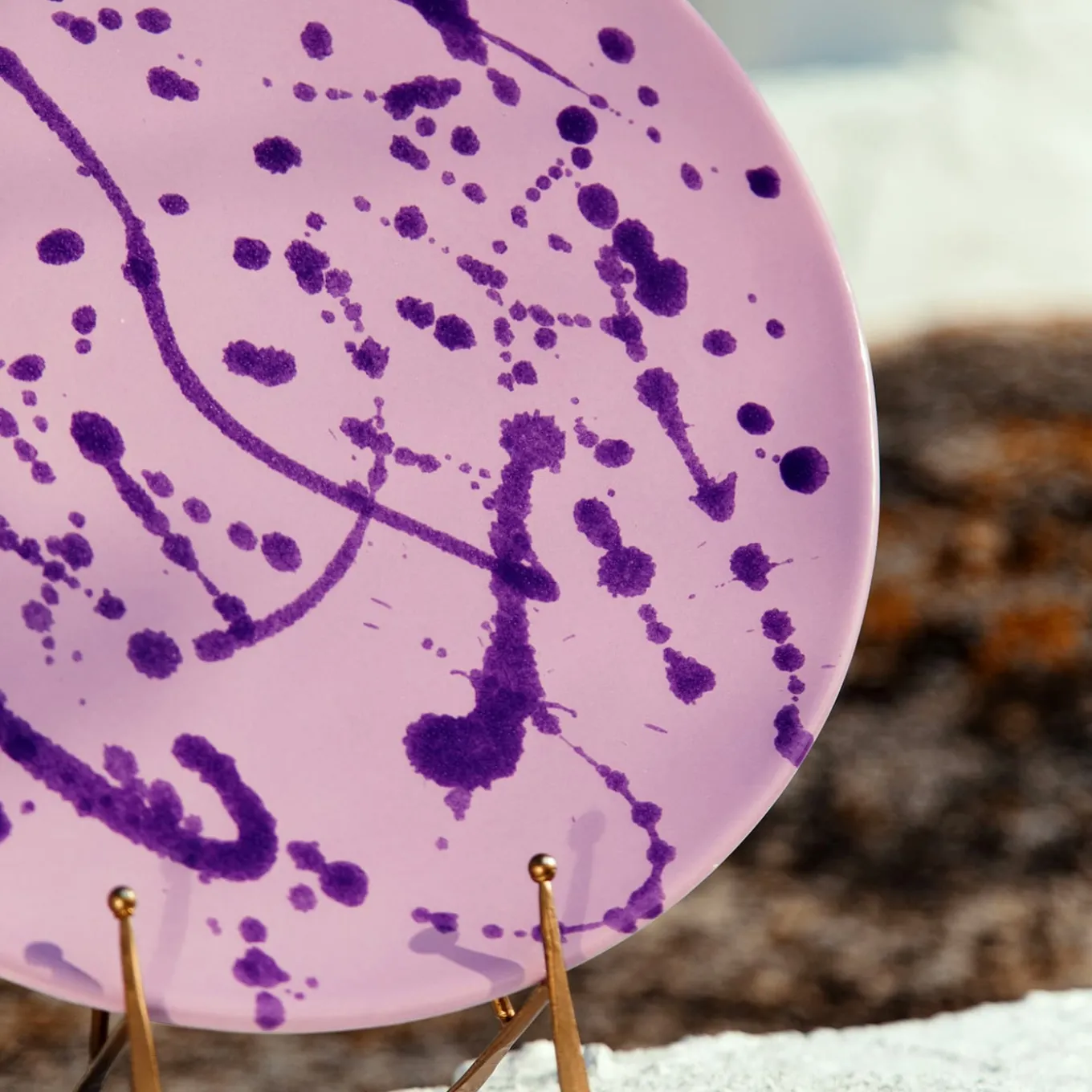 Piatto decorativo in ceramica lilla e viola