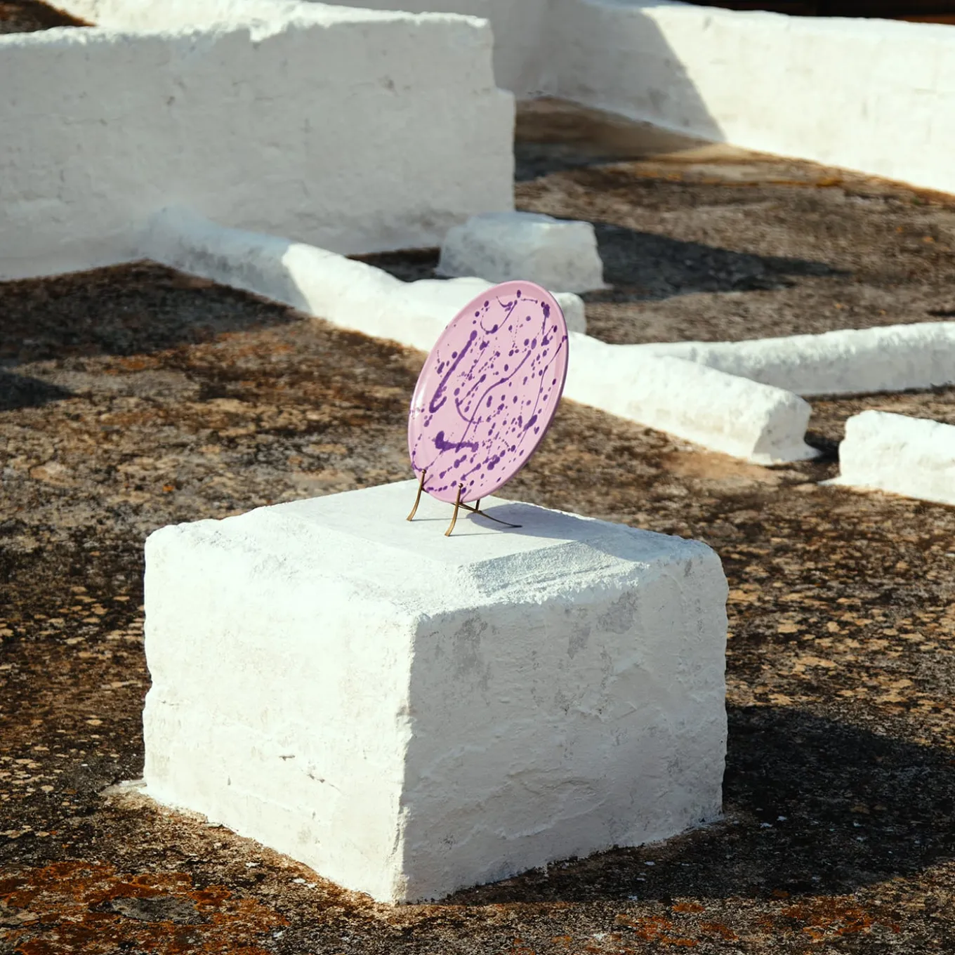 Piatto decorativo in ceramica lilla e viola