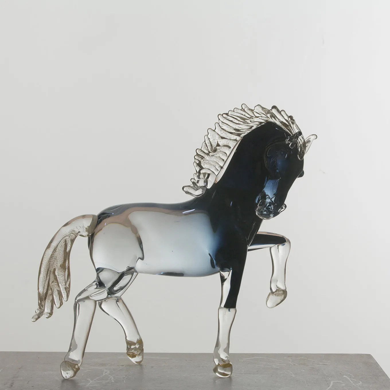 Piccolo cavallo rampante in vetro nero