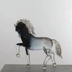 Piccolo cavallo rampante in vetro nero