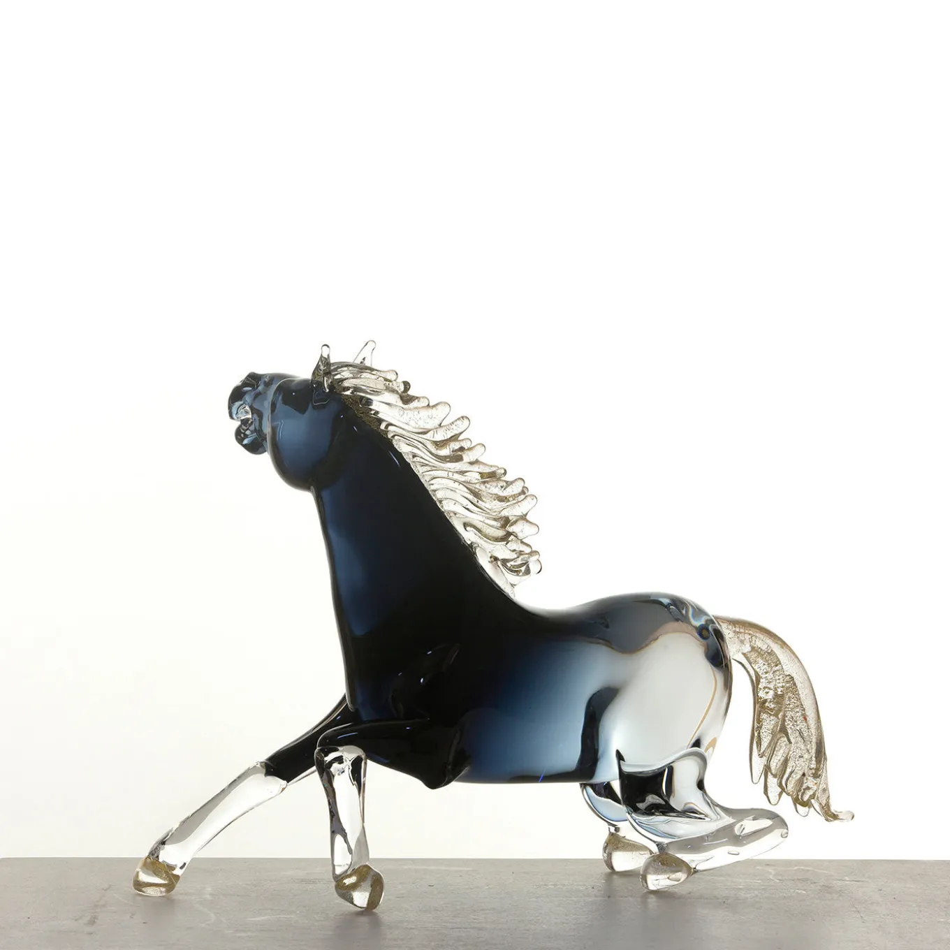 Piccolo cavallo seduto in vetro nero