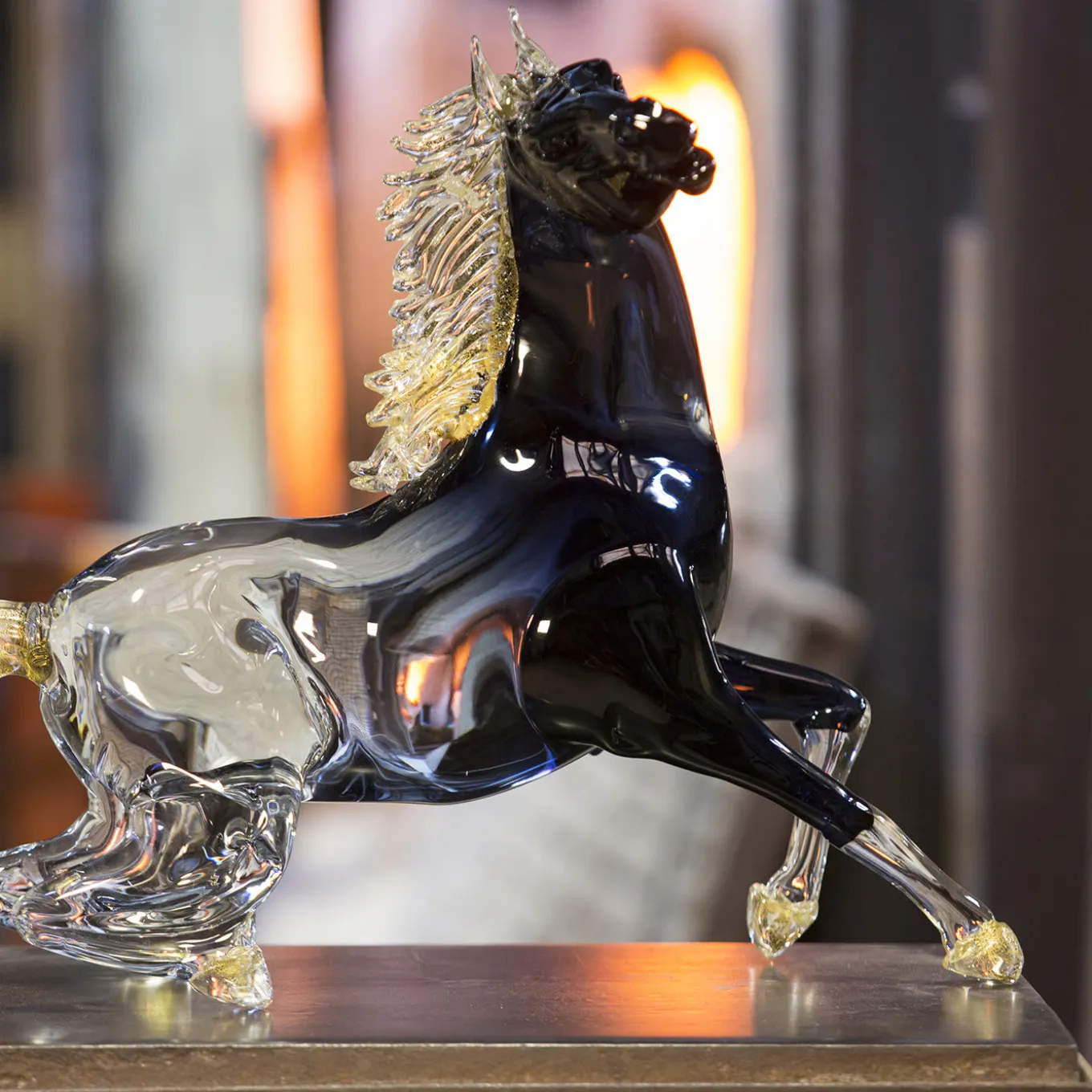 Piccolo cavallo seduto in vetro nero