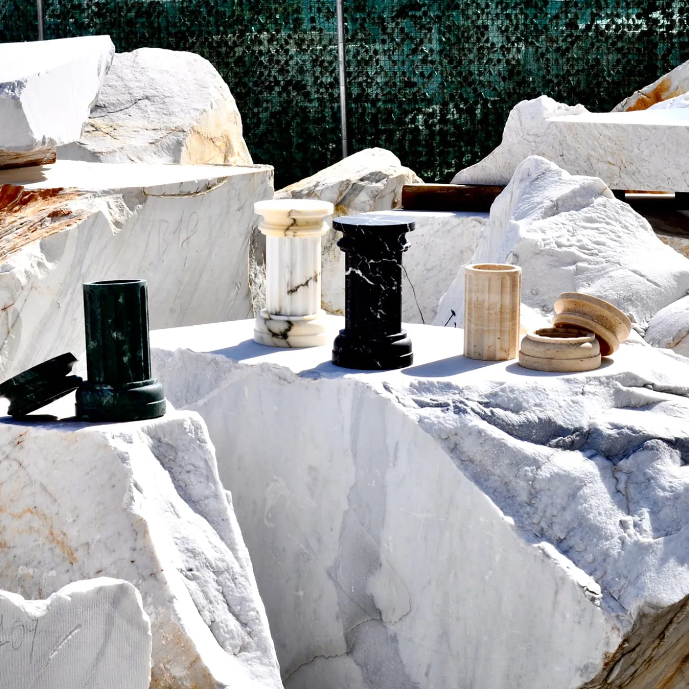 POR TAN TE Vaso a colonna in marmo satinato Paonazzo
