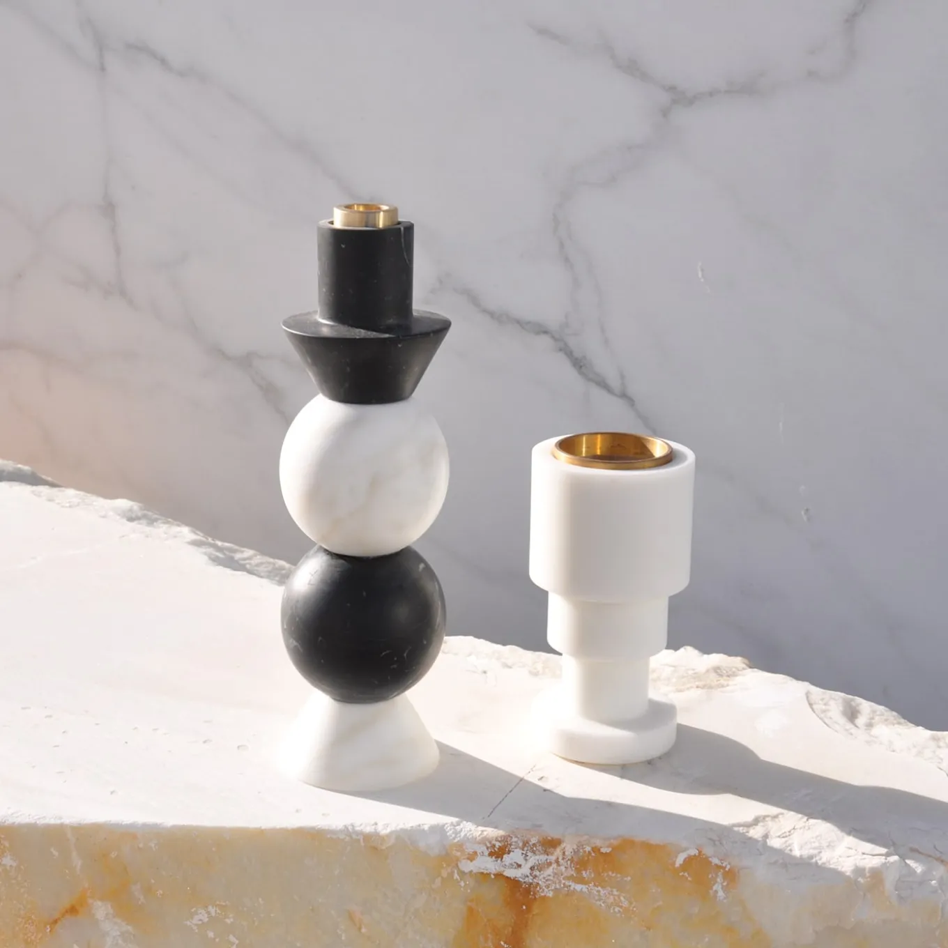 Portacandele in marmo di Carrara e ottone di Jacopo Simonetti