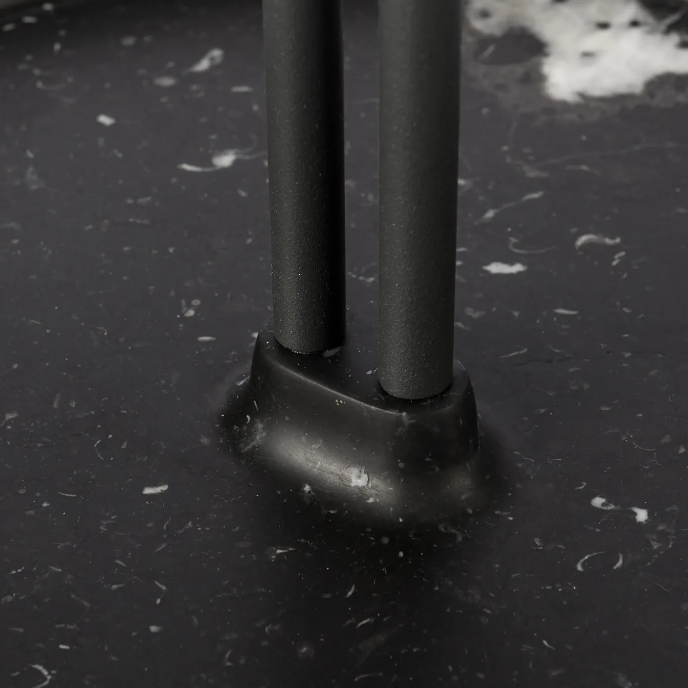 Portaombrelli Pietra L07 in marmo Nero Marquinia di Piero Lissoni