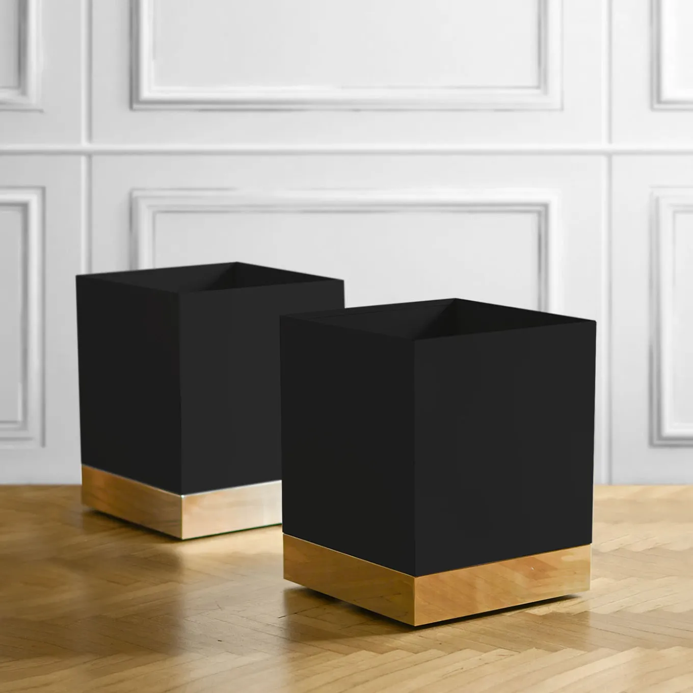 Portavaso a Rotelle In Metallo Nero E Ottone a Base Quadrata