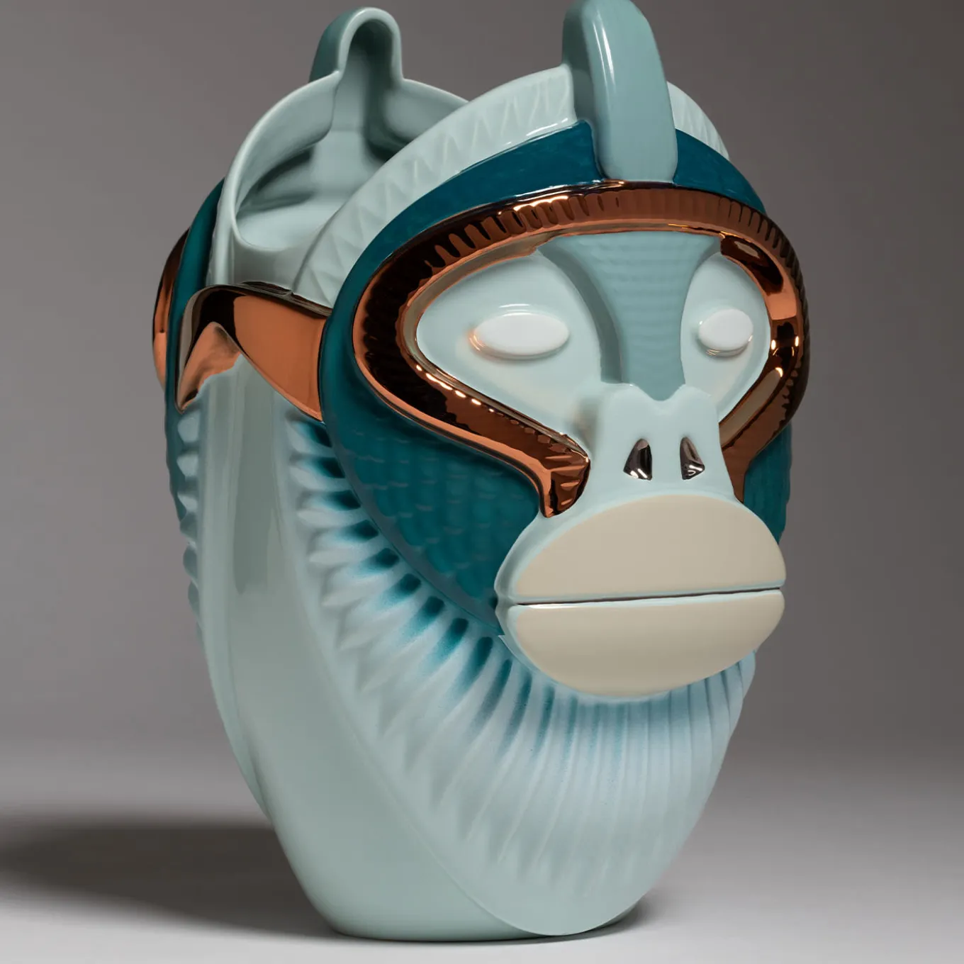 Primates Kandti Vaso in ceramica azzurra lucida con dettagli in metallo di Elena Salmistraro