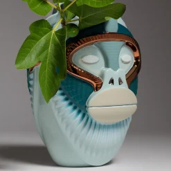 Primates Kandti Vaso in ceramica azzurra lucida con dettagli in metallo di Elena Salmistraro