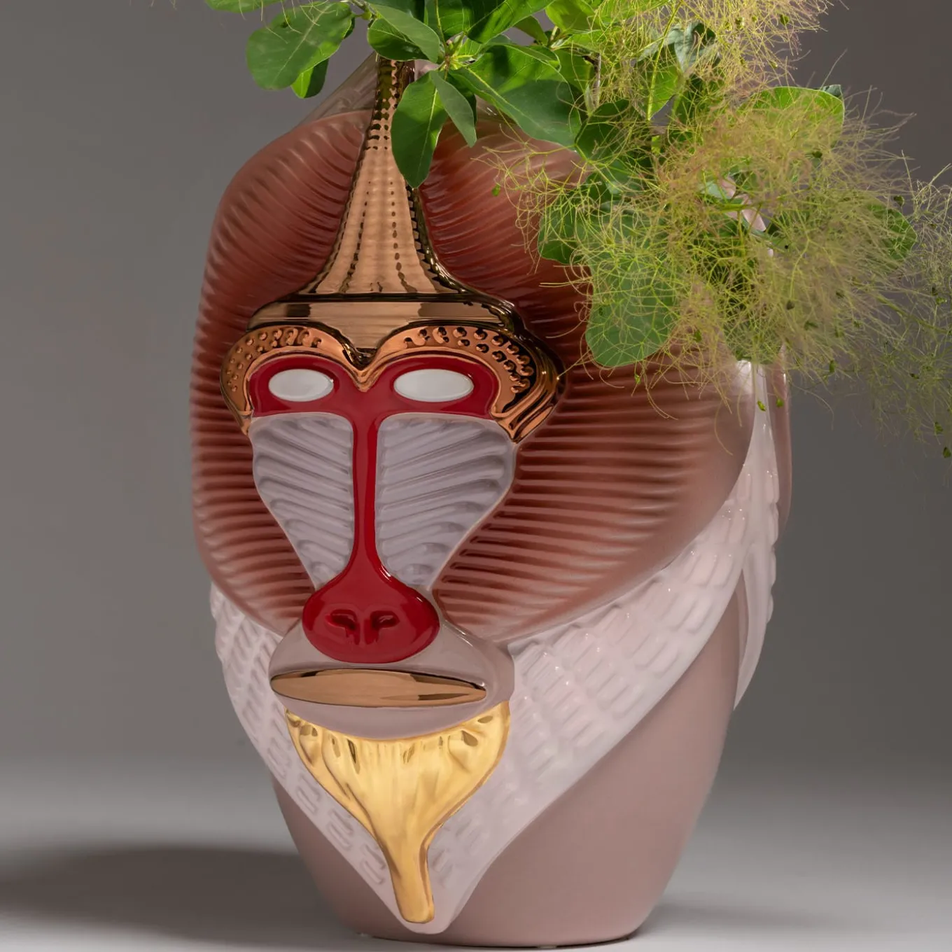 Primates Mandrillus Vaso in ceramica rosa lucido con dettagli in metallo di Elena Salmistraro