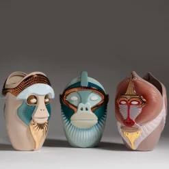 Primates Mandrillus Vaso in ceramica rosa lucido con dettagli in metallo di Elena Salmistraro