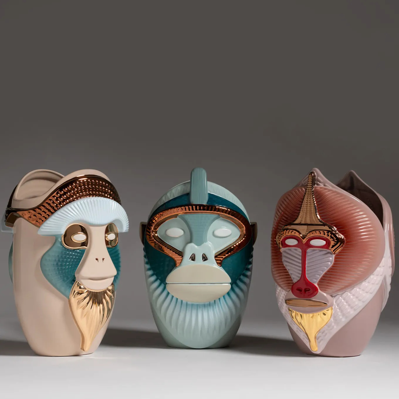 Primates Mandrillus Vaso in ceramica rosa lucido con dettagli in metallo di Elena Salmistraro