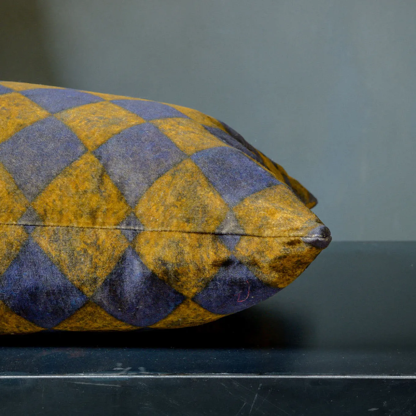 Pungitopo Cus rettangolare in velluto giallo e blu con motivo a diamanti