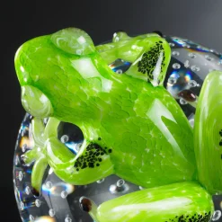 Rana di vetro verde su sfera