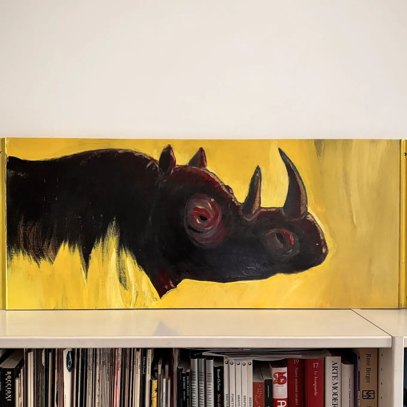 Rinoceronte nell'erba secca della savana Pittura a smalto su legno