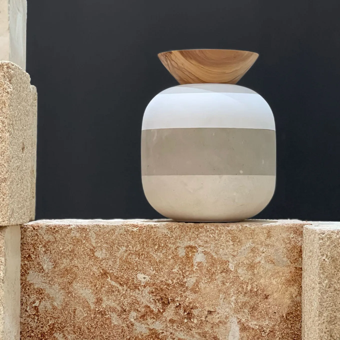 Rito N. 3 C Vaso in Pietra Leccese con Coperchio in Legno d'Ulivo