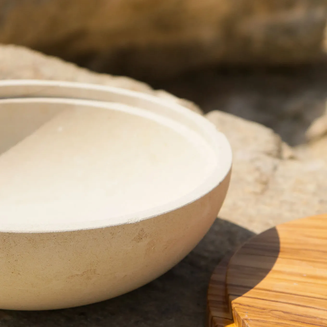 Rito N. 3 E Coppa in Pietra Leccese con Coperchio in Legno d'Ulivo