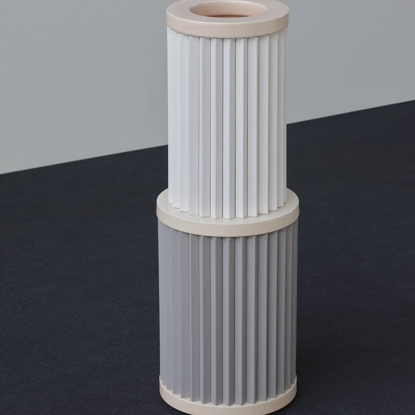 Rombini C Vaso Bianco e Grigio di Ronan e Erwan Bouroullec