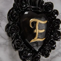 ROSE PUNK CON INIZIALE DI CUORE IN CERAMICA NERA E FOGLIA D'ORO