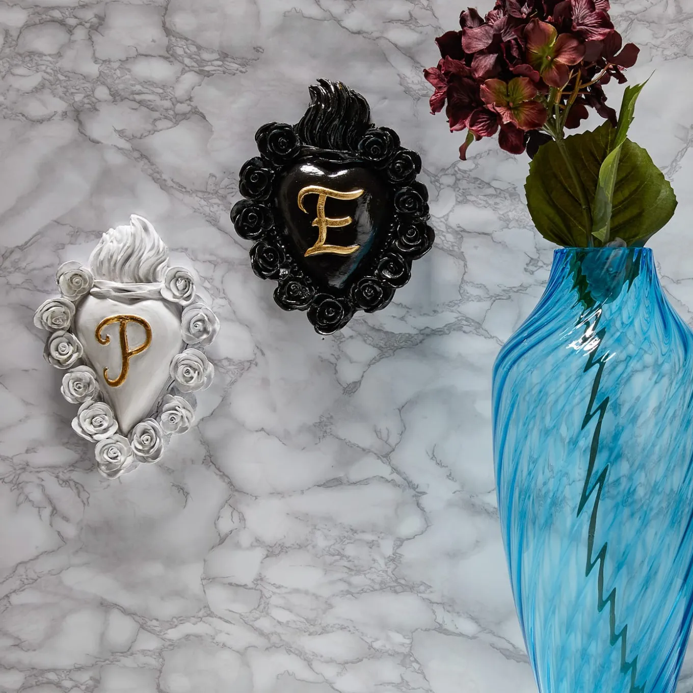 ROSE PUNK CON INIZIALE DI CUORE IN CERAMICA NERA E FOGLIA D'ORO