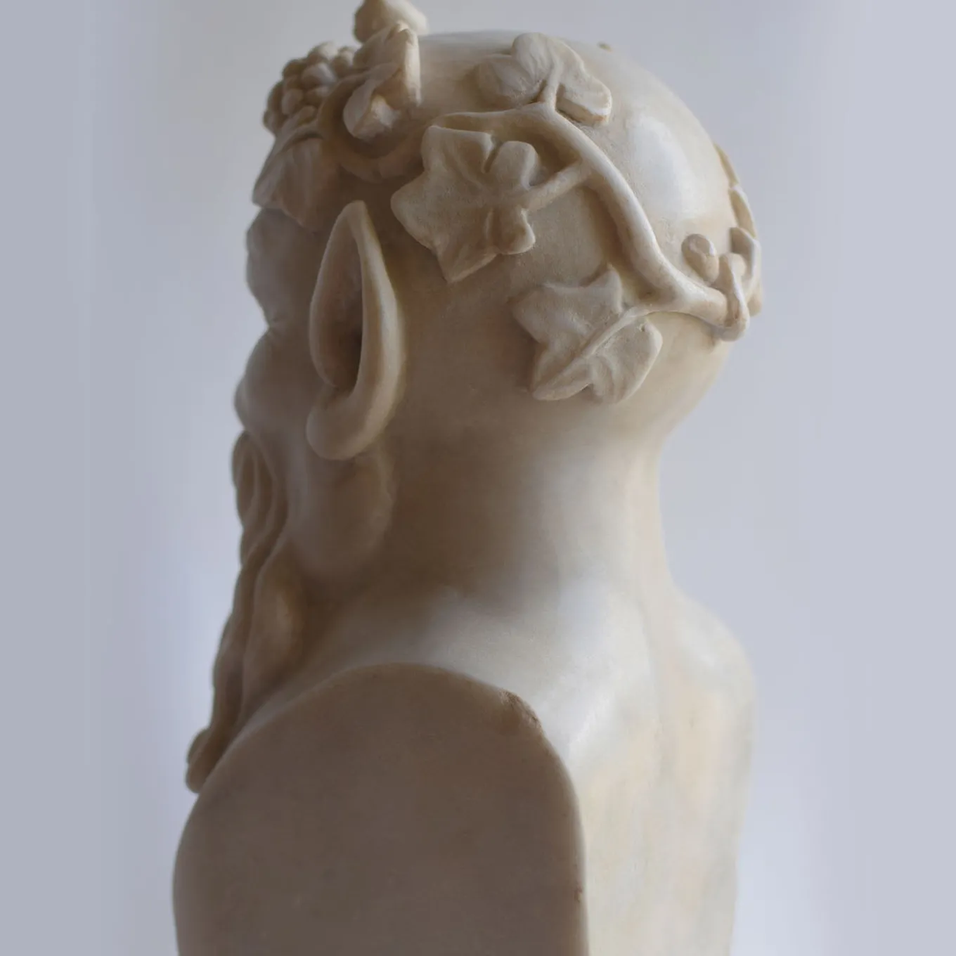 Satiro con uva scultura in marmo di Carrara