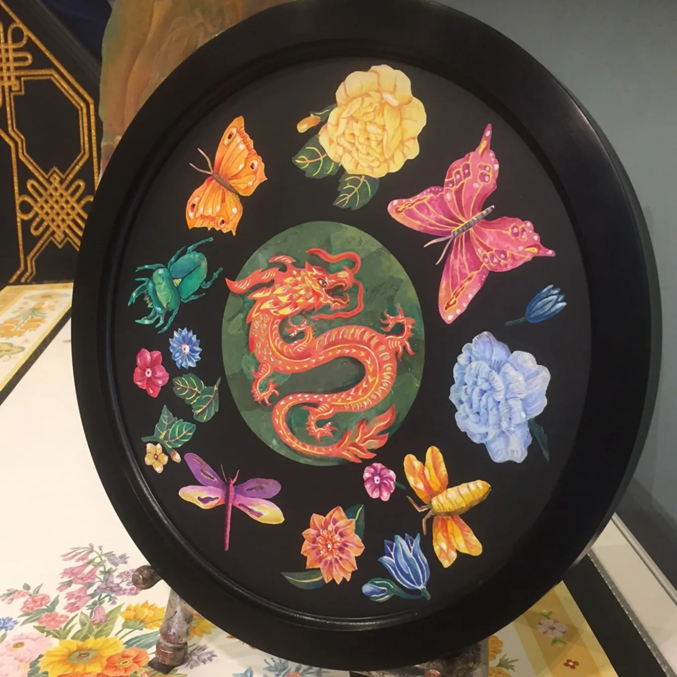 Scagliola dipinge Drago con fiori e insetti