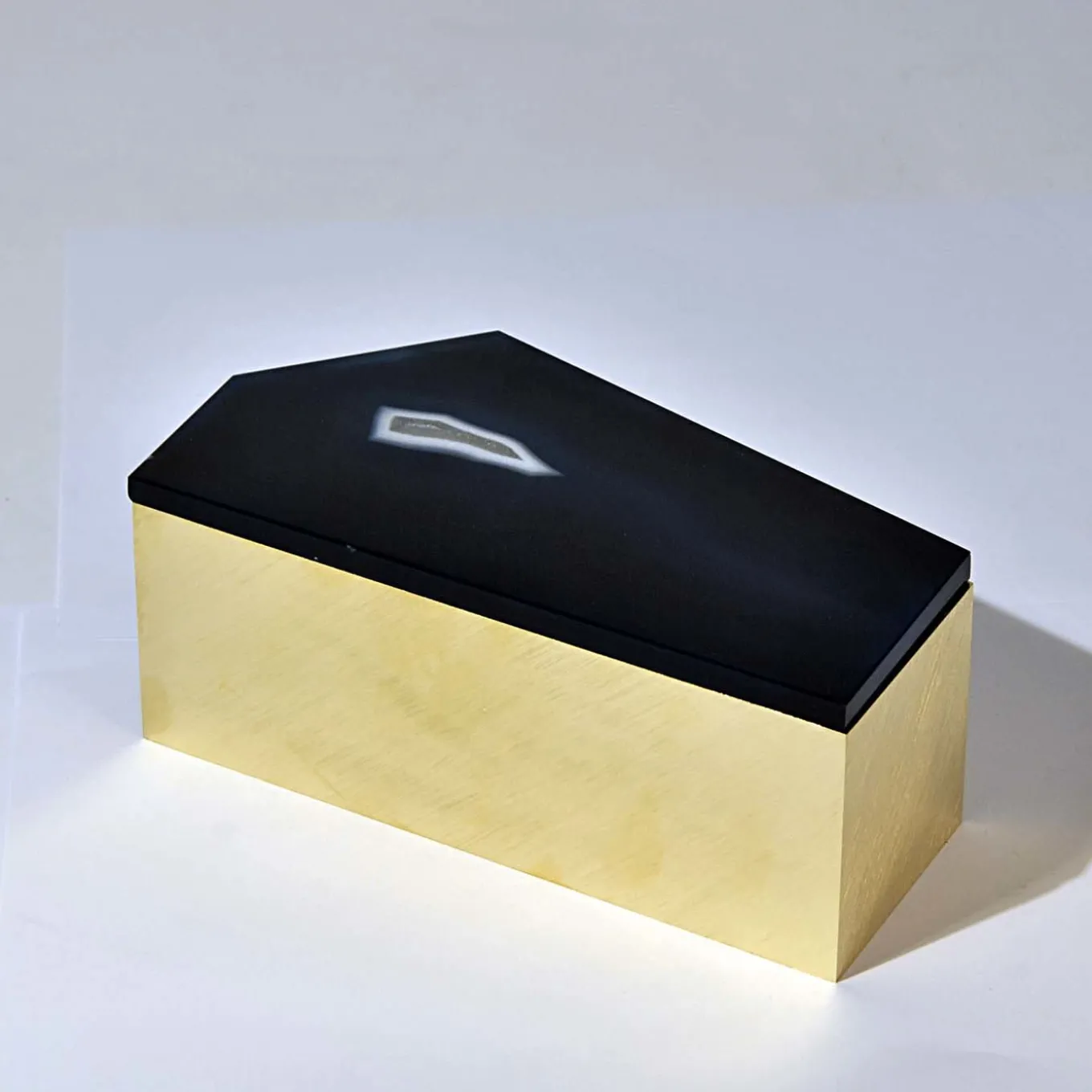 Scatola in ottone con coperchio in agata