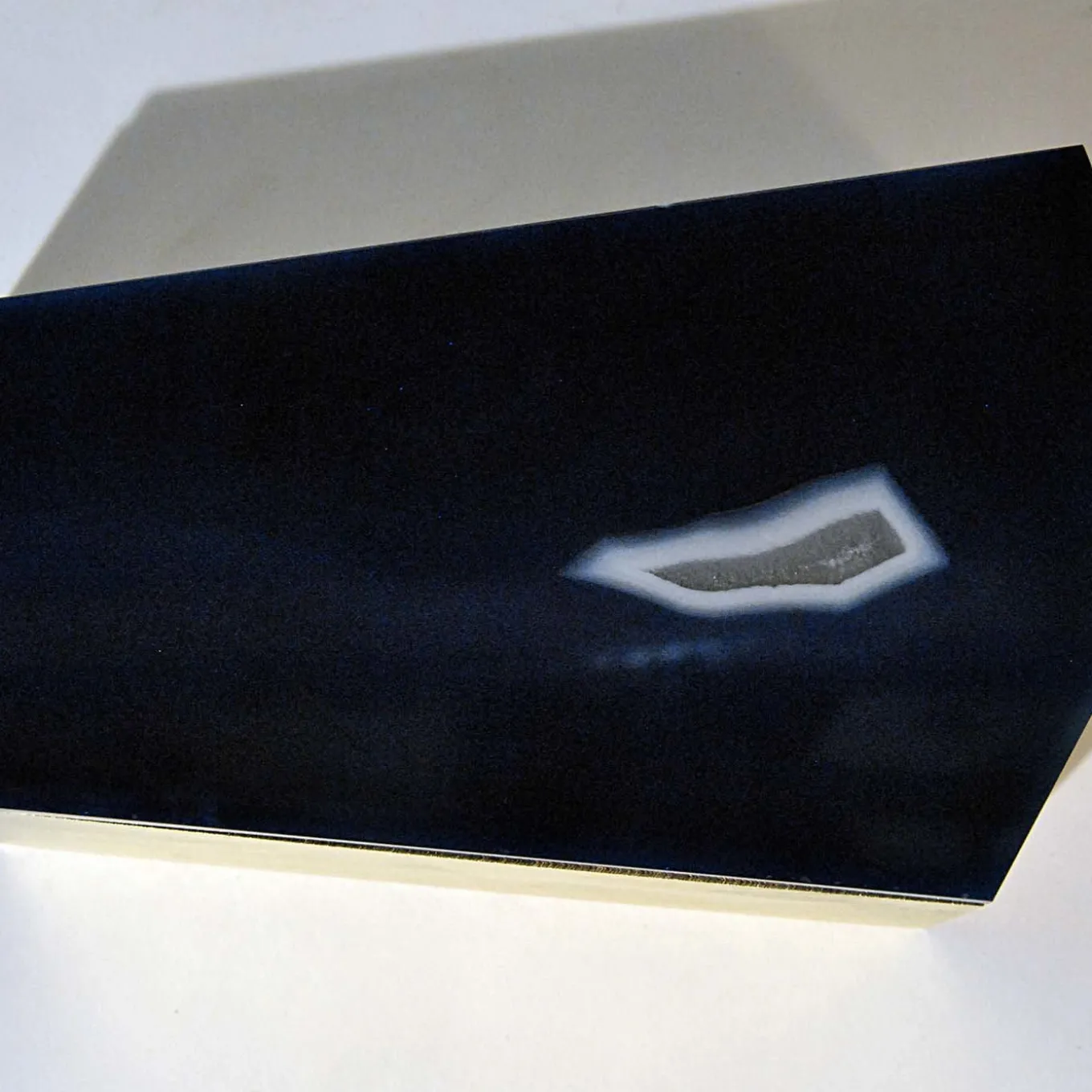 Scatola in ottone con coperchio in agata