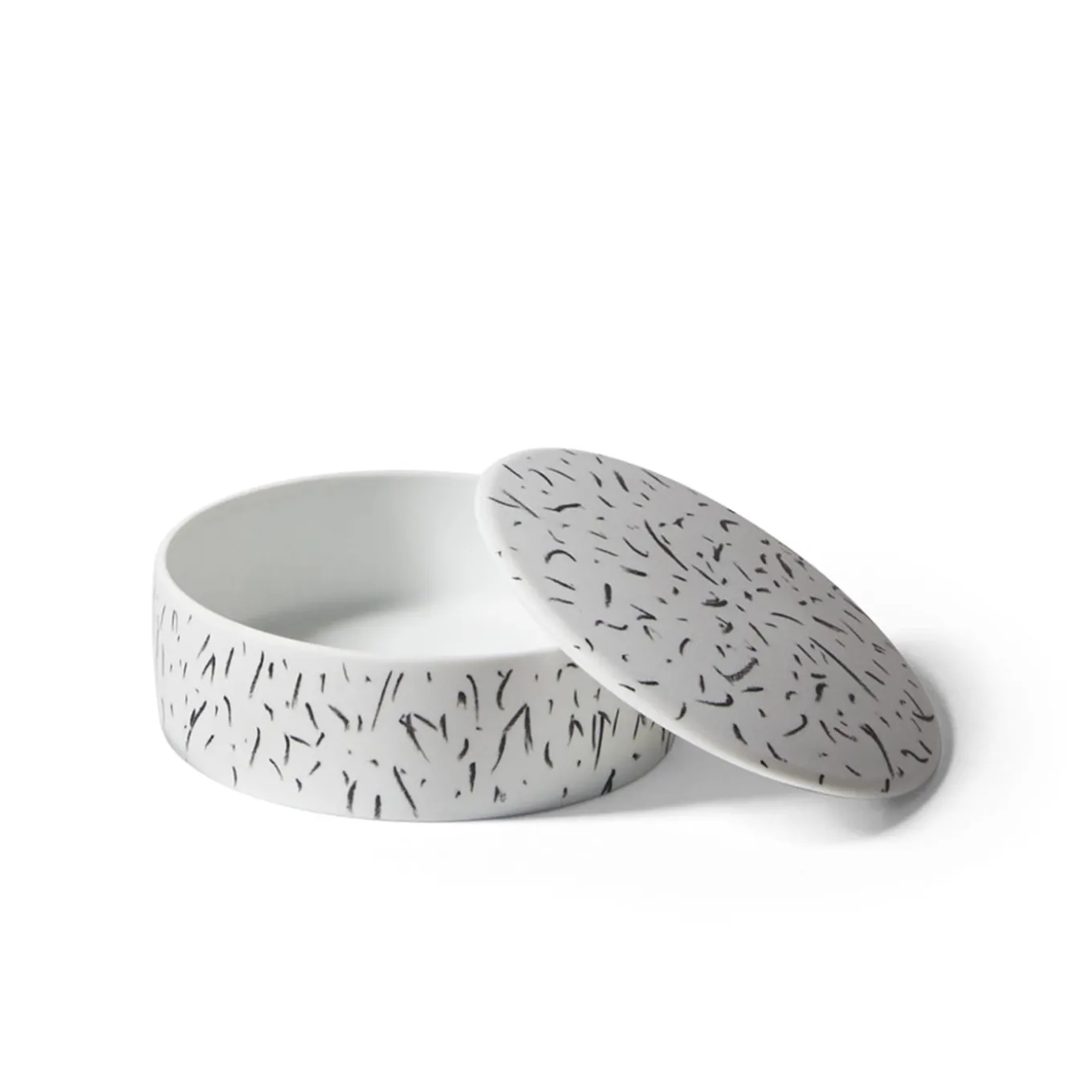 Scatola rotonda in bianco e nero Post Scriptum di Formafantasma #1