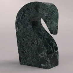 Scultura a forma di testa di cavallo Metis Verde Alpi
