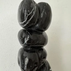 Scultura Abbracci in Marmo Nero Venato su Base Bianca di Piero Speranza