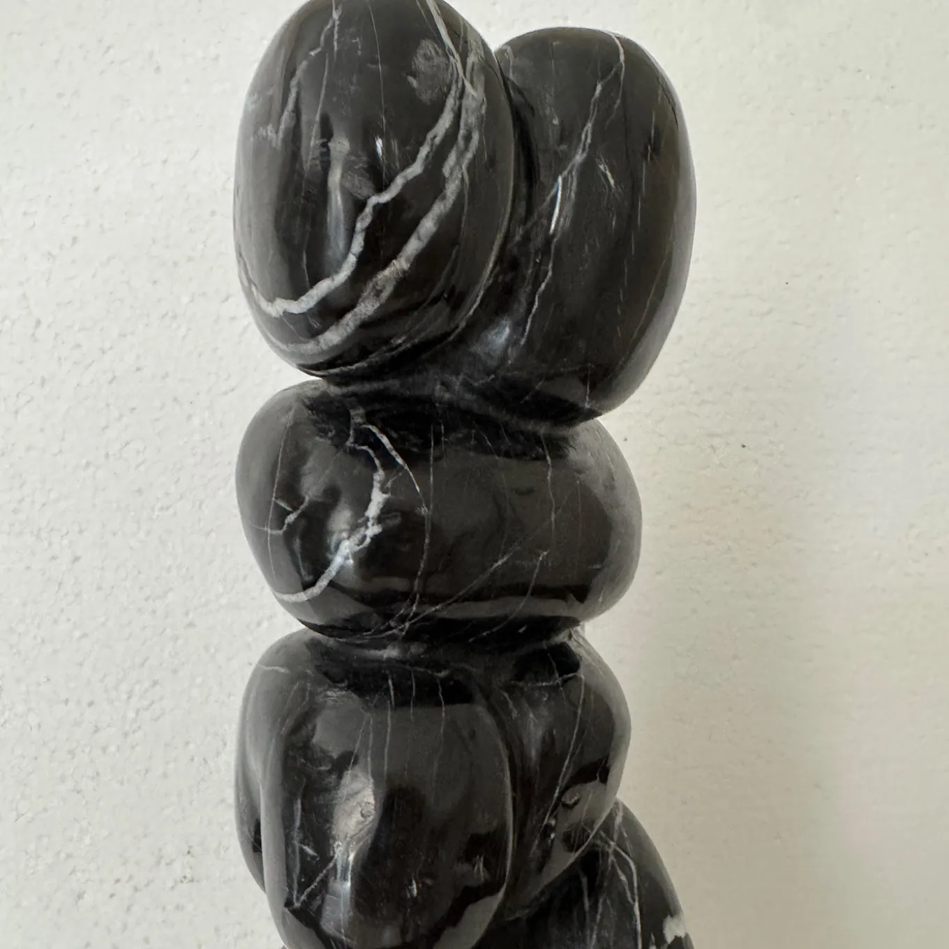 Scultura Abbracci in Marmo Nero Venato su Base Bianca di Piero Speranza