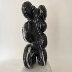 Scultura Abbracci in Marmo Nero Venato su Base Bianca di Piero Speranza