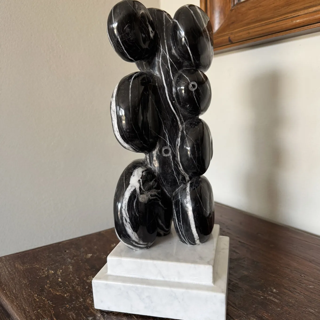 Scultura Abbracci in Marmo Nero Venato su Base Bianca di Piero Speranza