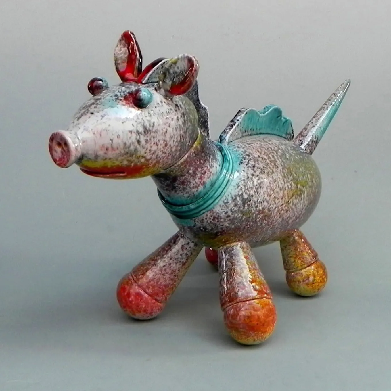 Scultura animale con ringhio