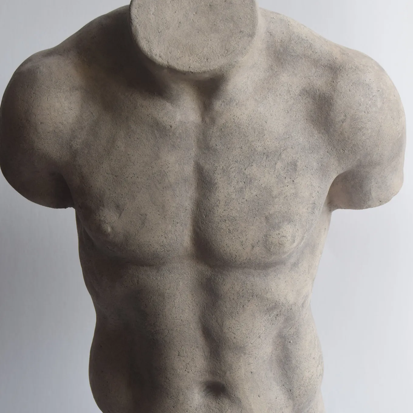 Scultura ceramica Torso di Discophoros con base