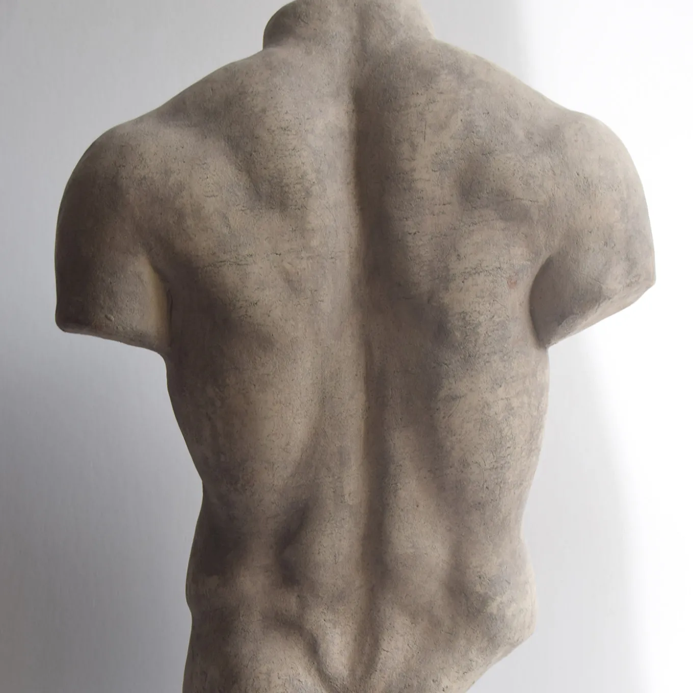 Scultura ceramica Torso di Discophoros con base